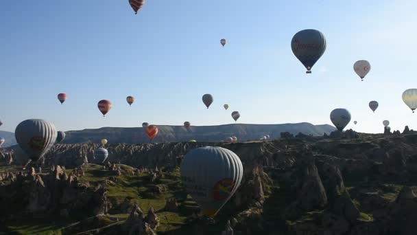 Panoramablick Auf Ungewöhnliche Felslandschaft Kappadokien Türkei Bunte Heißluftballons Fliegen Den — Stockvideo