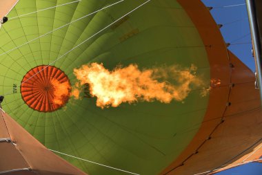 Göreme, Türkiye - 03 Mayıs 2019: Gün doğumunda Kapadokya üzerinde sıcak hava balonu 