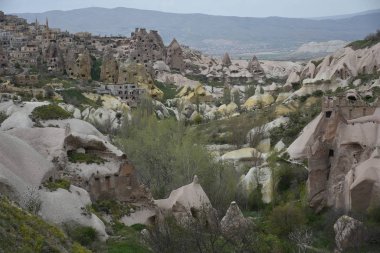 Göreme, Türkiye - 03 Mayıs 2019: Gün doğumunda Kapadokya manzarası