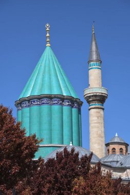 Konya, Türkiye - 02 Mayıs 2019: Mevlana Müzesi ve Selimiye Camii ile merkez meydanın manzarası