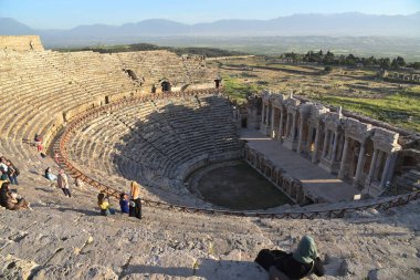 Efeso, Türkiye - 30 Nisan 2019: Efes antik antik kentinin kalıntıları Celsus kütüphane binası
