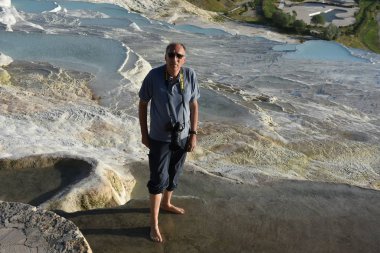 Pamukkale, Türkiye - 30 Nisan 2019: Mavi su havuzunda yaşlı adam 