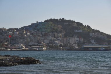  yürüyen insanlarla Kuşadası'nın merkezinde sokak görünümü