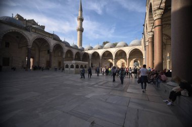 Sultan Ahmet Camii Camii'nin avlusuna yürüyen turistler, Sultan Camii olarak da bilinen
