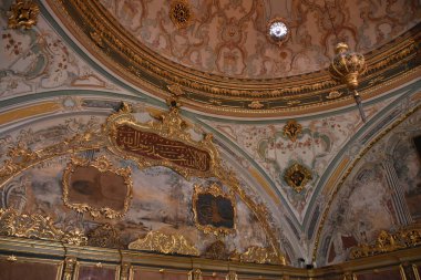 İstanbul Topkapı Sarayı'nı ziyaret eden turistler