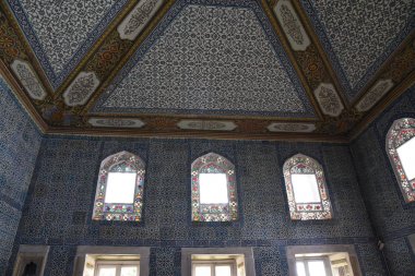 İstanbul Topkapı Sarayı'nı ziyaret eden turistler