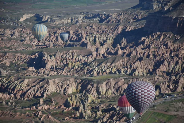 Panoramablick Auf Ungewöhnliche Felslandschaft Kappadokien Türkei Bunte Heißluftballons Fliegen Den — Stockfoto