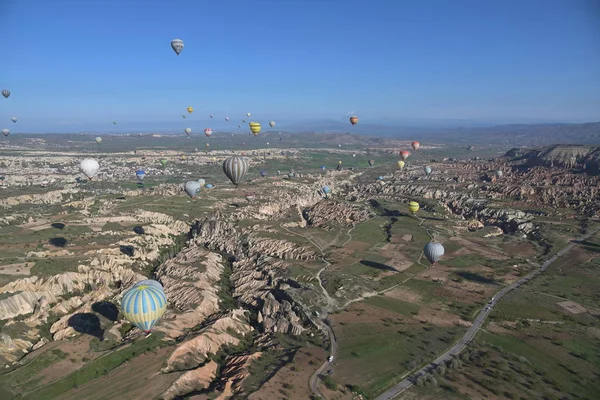 Panoramatický Výhled Neobvyklou Skalnatou Krajinu Cappadocia Turecku Barevné Horkovzdušné Balónky — Stock fotografie