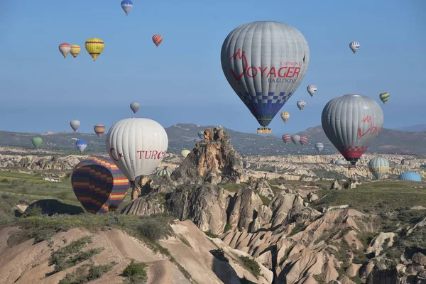 Panoramablick Auf Ungewöhnliche Felslandschaft Kappadokien Türkei Bunte Heißluftballons Fliegen Den — Stockfoto