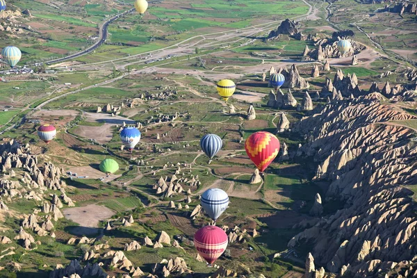 Panoramablick Auf Ungewöhnliche Felslandschaft Kappadokien Türkei Bunte Heißluftballons Fliegen Den — Stockfoto