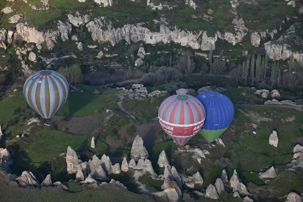 Panoramiczny Widok Niezwykły Skalisty Krajobraz Kapadocji Turcja Kolorowe Balony Gorącym — Zdjęcie stockowe