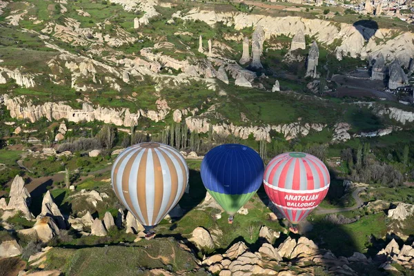 Panoramiczny Widok Niezwykły Skalisty Krajobraz Kapadocji Turcja Kolorowe Balony Gorącym — Zdjęcie stockowe