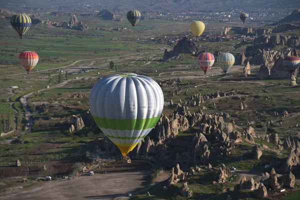Pemandangan Berbatu Yang Tidak Biasa Kapadokia Turki Balon Udara Panas — Stok Foto
