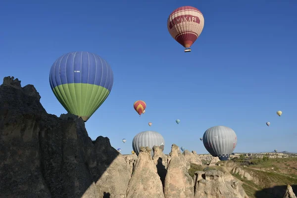 トルコ カッパドキアの珍しい岩の風景のパノラマビュー カラフルな熱気球は カッパドキア地域の深い渓谷 谷や妖精の煙突の上に空を飛びます — ストック写真