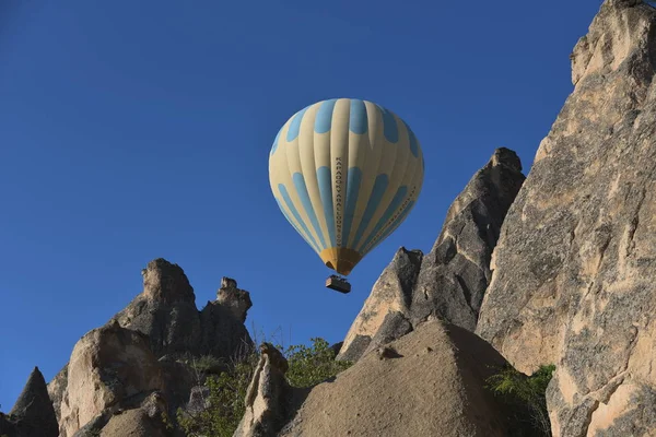 Vista Panorámica Del Inusual Paisaje Rocoso Capadocia Turquía Coloridos Globos — Foto de Stock