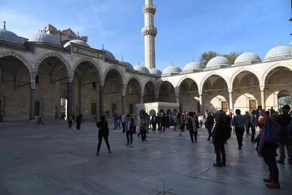 Turistas Caminando Patio Mezquita Sultan Ahmet Camii También Conocida Como — Foto de Stock