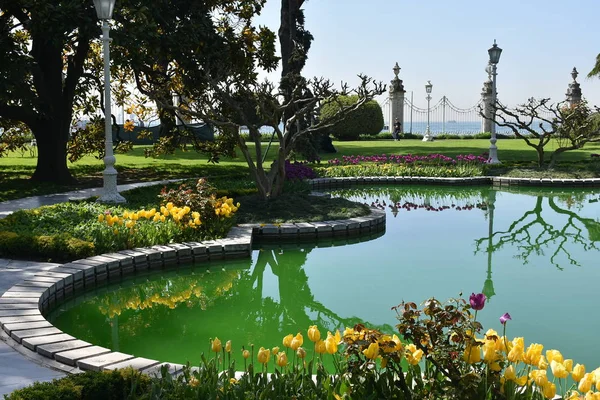 Turisti Visitng Palazzo Dolmabahce Istanbul — Foto Stock