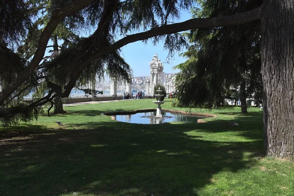 Turisti Visitng Palazzo Dolmabahce Istanbul — Foto Stock