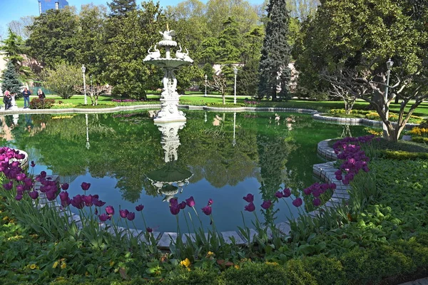 Dolmabahçe Sarayı Ziyaret Eden Turistler Stanbul — Stok fotoğraf