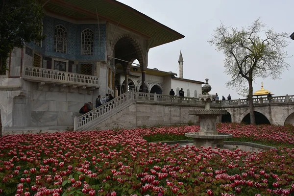 İstanbul Topkapı Sarayı'nı ziyaret eden turistler