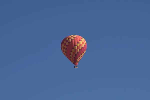 Panoramablick Auf Ungewöhnliche Felslandschaft Kappadokien Türkei Bunte Heißluftballons Fliegen Den — Stockfoto
