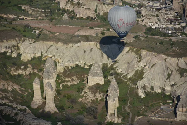 土耳其卡帕多西亚不寻常的岩石景观全景 五颜六色的热气球在卡帕多西亚地区的深峡谷 山谷和仙女烟囱上飞天 — 图库照片