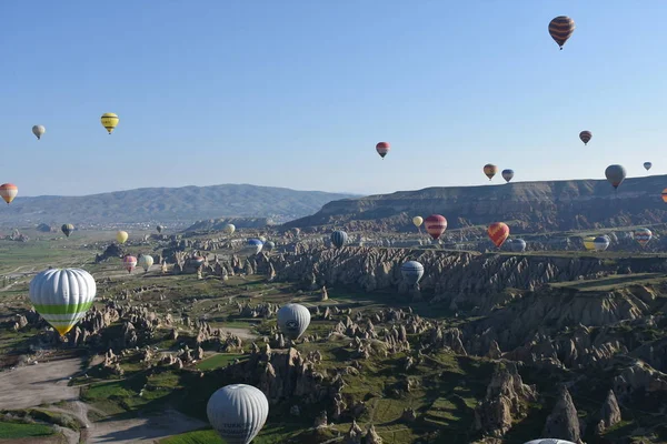 Gyönyörű Kilátás Szokatlan Sziklás Tájra Cappadocia Ban Törökországban Színes Hőlégballonok — Stock Fotó