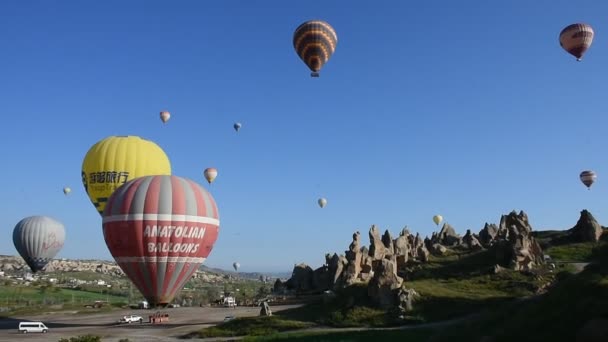 Panoramiczny Widok Niezwykły Skalisty Krajobraz Kapadocji Turcja Kolorowe Balony Gorącym — Wideo stockowe