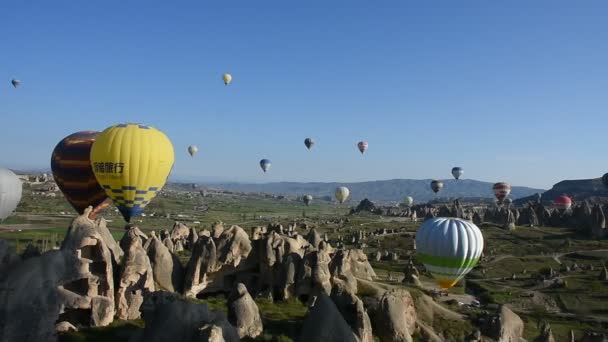 土耳其卡帕多西亚不寻常的岩石景观全景 五颜六色的热气球在卡帕多西亚地区的深峡谷 山谷和仙女烟囱上飞天 — 图库视频影像