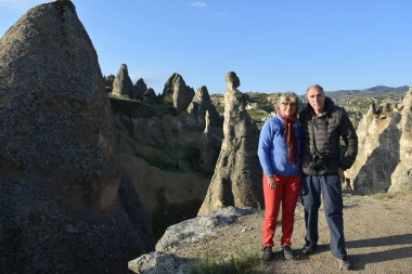 Kapadokya'daki Göreme köyünde turist çifti, İç Anadolu Bölgesi, Türkiye, Asya 