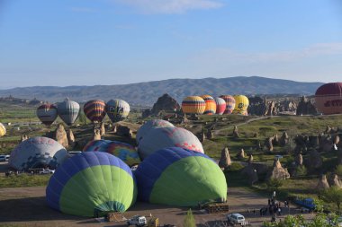 Göreme, Türkiye - 03 Mayıs 2019: Gün doğumunda Kapadokya üzerinde sıcak hava balonları 