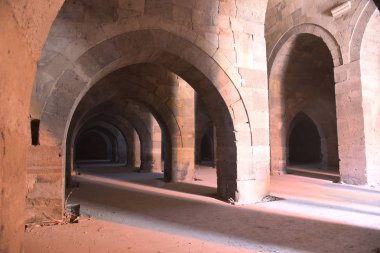 kemerli ve sütunlarda Sultanhani Kervansarayı İpek yolu, Türkiye'ye yansımaları