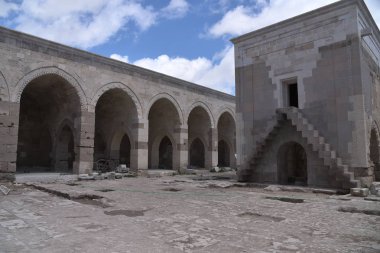 kemerli ve sütunlarda Sultanhani Kervansarayı İpek yolu, Türkiye'ye yansımaları