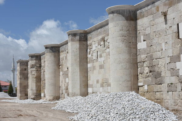 Арки и колонны в караване Султанхани на Шелковом пути, Турция
