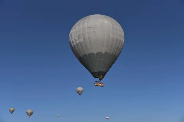 Panoramautsikt Över Ovanliga Klippiga Landskap Kappadokien Turkiet Färgglada Varmluftsballonger Flyger — Stockfoto