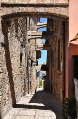 Bevagna'daki antik İtalyan dar caddesinin görünümü, Perugia Eyaleti, Umbria Bölgesi, İtalya