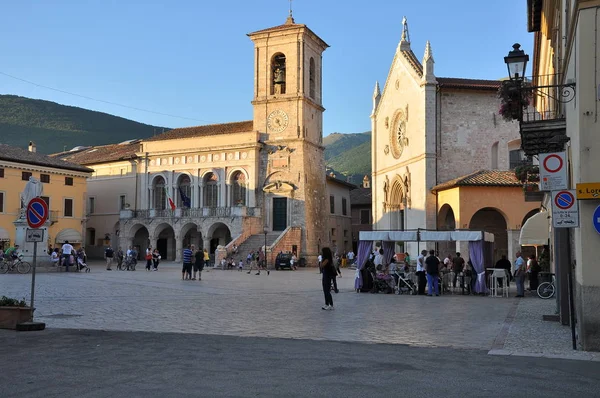 Norcia Köyü'nde merkez meydanda yürüyen turistler, Perugia Eyaleti, Umbria Bölgesi, İtalya