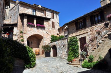 İtalya'nın ortaçağ kasabalarının büyüleyici eski sokak