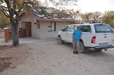 tipik 4x4 kiralık araba ile yetişkin adam