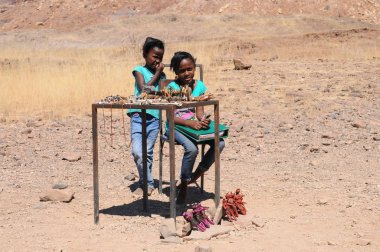 Okahandja, Namibya - 20 Ağustos 2014: çölde el yapımı aksesuar ticareti yapan iki kız 