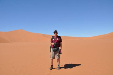 Güzel bir arka plan ile kumul sırtta Turist 