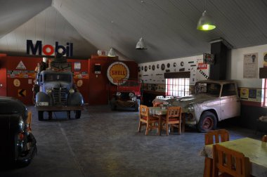 çölde benzin istasyonu görünümü