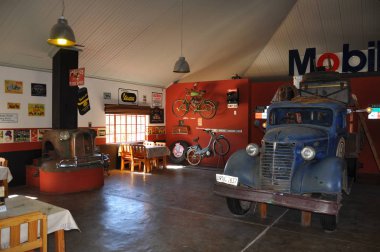 çölde benzin istasyonu görünümü