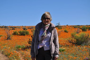 Yetişkin turist Namaqualand alanları yürüyüş