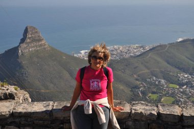 Cape Point'te turist yürüyüşü, Ümit Burnu manzarasına bakıyor