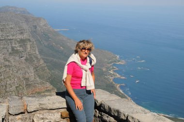 Cape Point'te turist yürüyüşü, Ümit Burnu manzarasına bakıyor