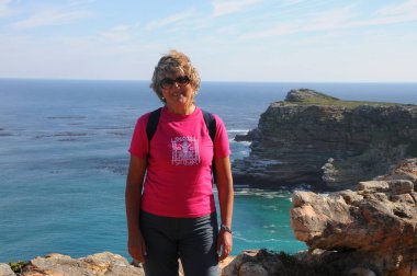 Cape Point'te turist yürüyüşü, Ümit Burnu manzarasına bakıyor