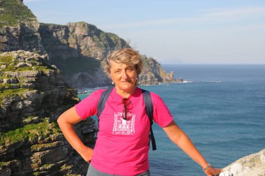 Cape Point'te turist yürüyüşü, Ümit Burnu manzarasına bakıyor