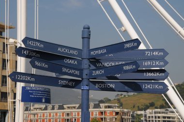mağazalar ve restoranlar ile Cape Town rıhtım görünümü