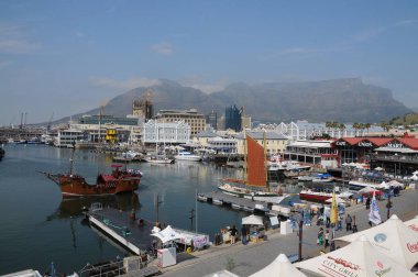 mağazalar ve restoranlar ile Cape Town rıhtım görünümü